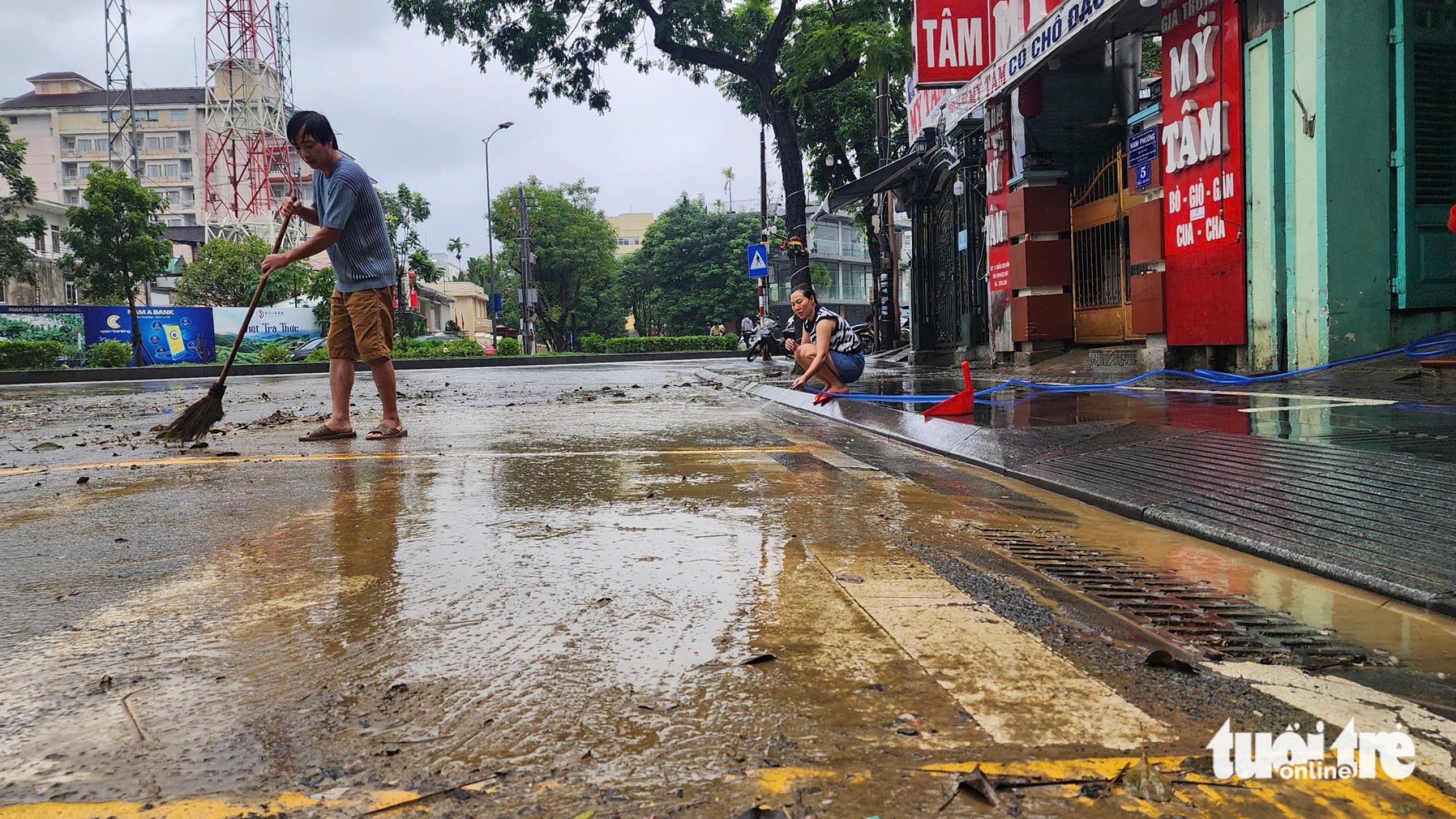 洪水退去但顺化皇城多处仍淹没超过1米